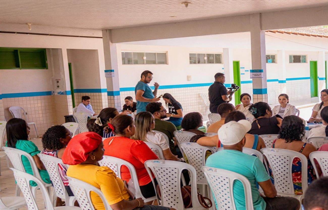 Equipe do Instituto Social Abrange conversando com moradores durante ação de saúde na comunidade